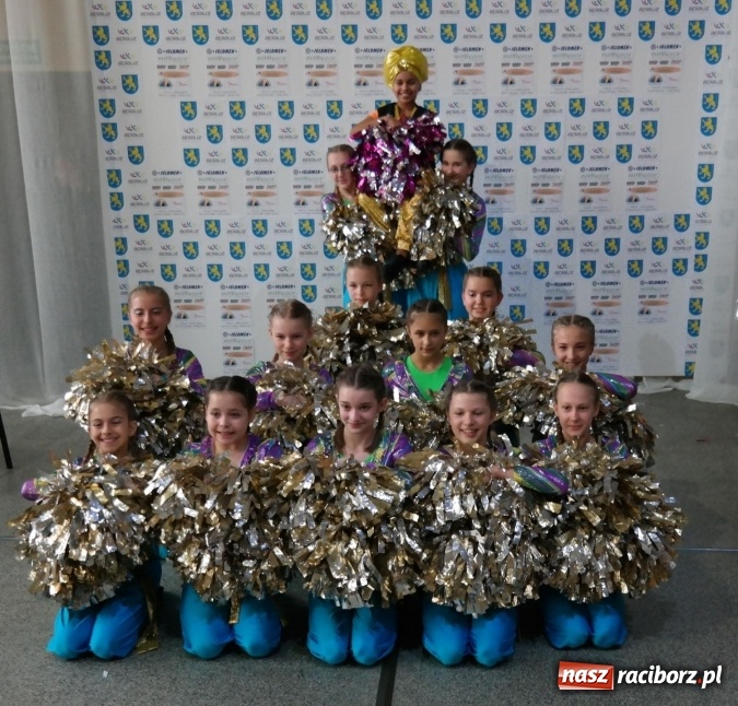 Zdjęcie w galerii na portalu naszraciborz.pl: Mażoretki z Zawady Ks. z pucharami w Marklowicach   wiadomości z regionu