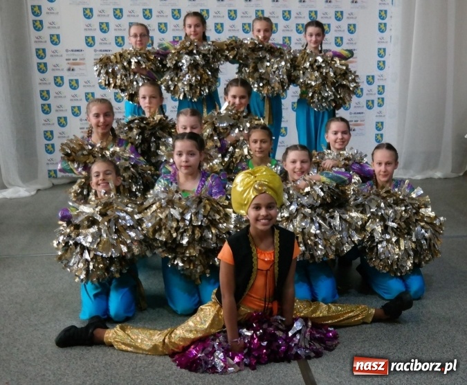 Zdjęcie w galerii na portalu naszraciborz.pl: Mażoretki z Zawady Ks. z pucharami w Marklowicach   wiadomości z regionu
