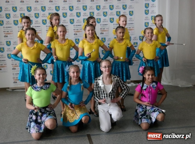 Zdjęcie w galerii na portalu naszraciborz.pl: Mażoretki z Zawady Ks. z pucharami w Marklowicach   wiadomości z regionu