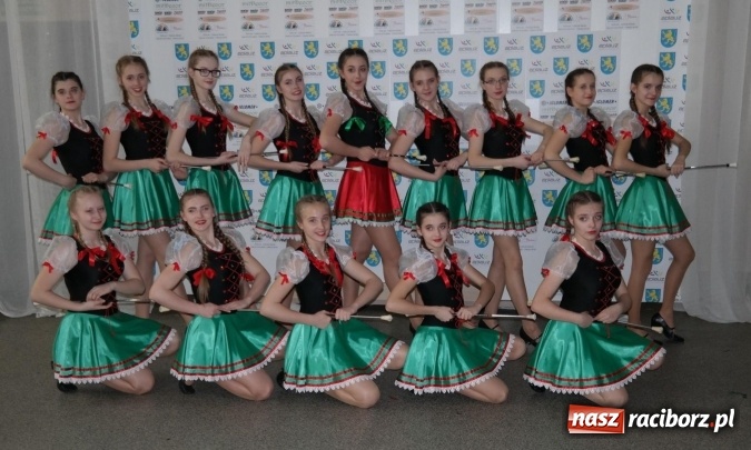 Zdjęcie w galerii na portalu naszraciborz.pl: Mażoretki z Zawady Ks. z pucharami w Marklowicach   wiadomości z regionu