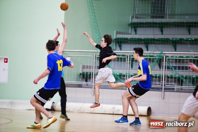 Zdjęcie w galerii na portalu naszraciborz.pl: Finały Miejskie Szkół Gimnazjalnych w Piłce Ręcznej Chłopców wiadomości z regionu