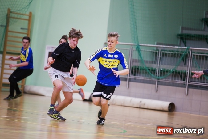 Zdjęcie w galerii na portalu naszraciborz.pl: Finały Miejskie Szkół Gimnazjalnych w Piłce Ręcznej Chłopców wiadomości z regionu