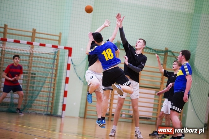 Zdjęcie w galerii na portalu naszraciborz.pl: Finały Miejskie Szkół Gimnazjalnych w Piłce Ręcznej Chłopców wiadomości z regionu