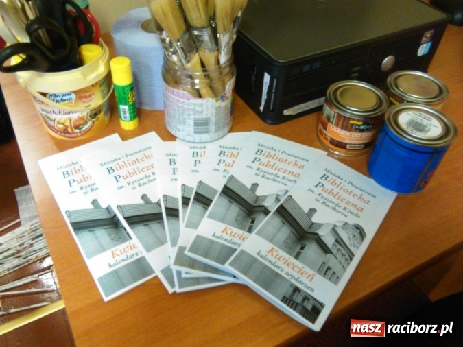 Zdjęcie w galerii na portalu naszraciborz.pl: Wyplatanie koszyków w bibliotece w Markowicach  wiadomości z regionu