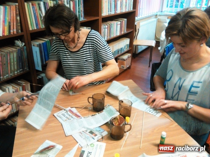 Zdjęcie w galerii na portalu naszraciborz.pl: Wyplatanie koszyków w bibliotece w Markowicach  wiadomości z regionu