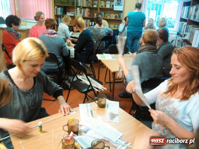 Zdjęcie w galerii na portalu naszraciborz.pl: Wyplatanie koszyków w bibliotece w Markowicach  wiadomości z regionu