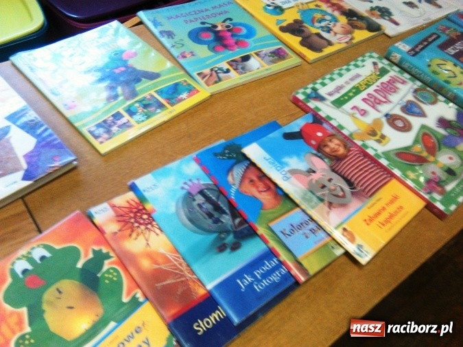 Zdjęcie w galerii na portalu naszraciborz.pl: Wyplatanie koszyków w bibliotece w Markowicach  wiadomości z regionu