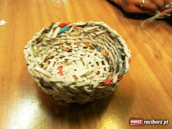 Zdjęcie w galerii na portalu naszraciborz.pl: Wyplatanie koszyków w bibliotece w Markowicach  wiadomości z regionu