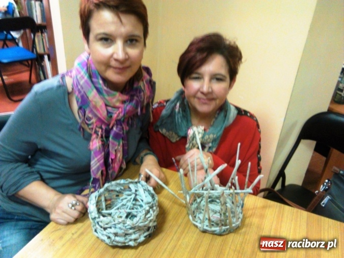 Zdjęcie w galerii na portalu naszraciborz.pl: Wyplatanie koszyków w bibliotece w Markowicach  wiadomości z regionu