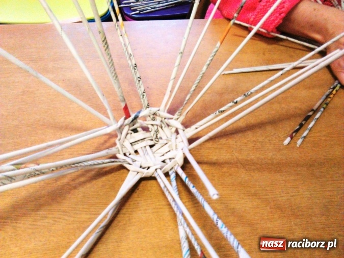 Zdjęcie w galerii na portalu naszraciborz.pl: Wyplatanie koszyków w bibliotece w Markowicach  wiadomości z regionu