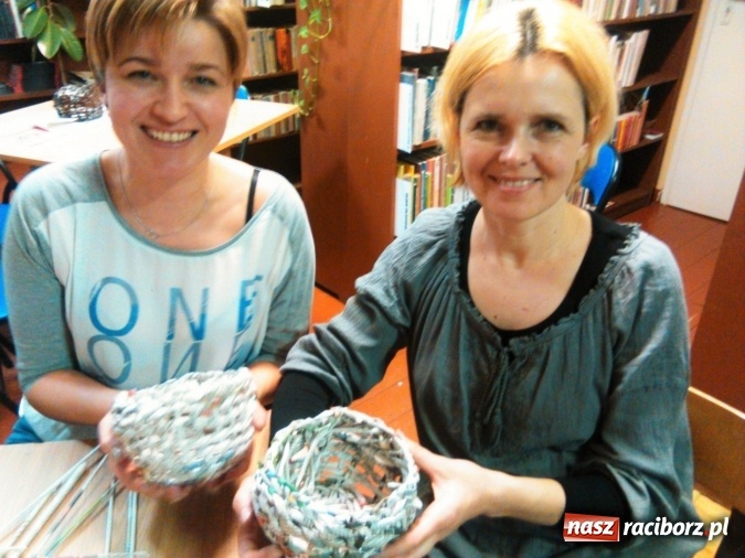 Zdjęcie w galerii na portalu naszraciborz.pl: Wyplatanie koszyków w bibliotece w Markowicach  wiadomości z regionu