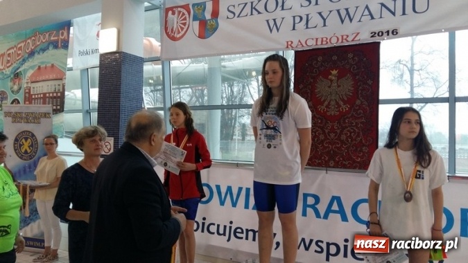 Zdjęcie w galerii na portalu naszraciborz.pl: Pływanie. Historyczny sukces uczniów Szkoły Podstawowej nr 15. GMS szósty  wiadomości z regionu