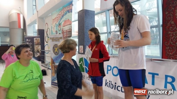 Zdjęcie w galerii na portalu naszraciborz.pl: Pływanie. Historyczny sukces uczniów Szkoły Podstawowej nr 15. GMS szósty  wiadomości z regionu