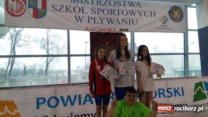 Zdjęcie w galerii na portalu naszraciborz.pl: Pływanie. Historyczny sukces uczniów Szkoły Podstawowej nr 15. GMS szósty  wiadomości z regionu