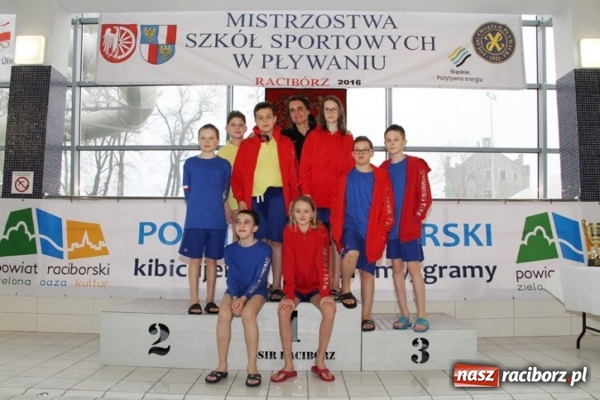 Zdjęcie w galerii na portalu naszraciborz.pl: Pływanie. Historyczny sukces uczniów Szkoły Podstawowej nr 15. GMS szósty  wiadomości z regionu