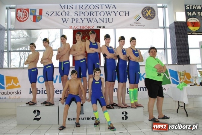Zdjęcie w galerii na portalu naszraciborz.pl: Pływanie. Historyczny sukces uczniów Szkoły Podstawowej nr 15. GMS szósty  wiadomości z regionu