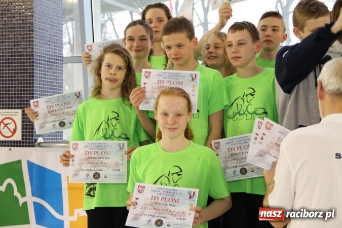 Zdjęcie w galerii na portalu naszraciborz.pl: Pływanie. Historyczny sukces uczniów Szkoły Podstawowej nr 15. GMS szósty  wiadomości z regionu