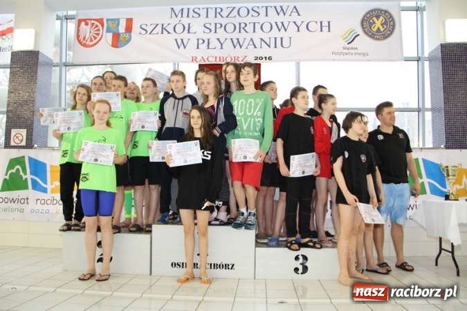 Zdjęcie w galerii na portalu naszraciborz.pl: Pływanie. Historyczny sukces uczniów Szkoły Podstawowej nr 15. GMS szósty  wiadomości z regionu