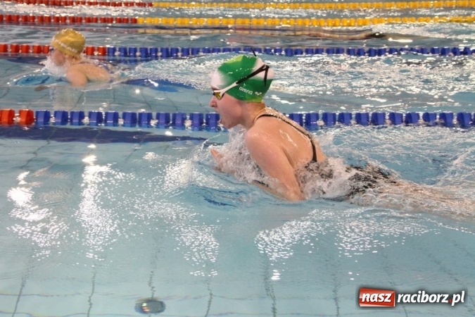 Zdjęcie w galerii na portalu naszraciborz.pl: Pływanie. Historyczny sukces uczniów Szkoły Podstawowej nr 15. GMS szósty  wiadomości z regionu