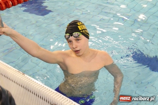 Zdjęcie w galerii na portalu naszraciborz.pl: Pływanie. Historyczny sukces uczniów Szkoły Podstawowej nr 15. GMS szósty  wiadomości z regionu