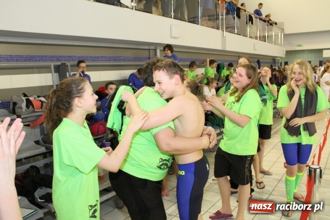 Zdjęcie w galerii na portalu naszraciborz.pl: Pływanie. Historyczny sukces uczniów Szkoły Podstawowej nr 15. GMS szósty  wiadomości z regionu