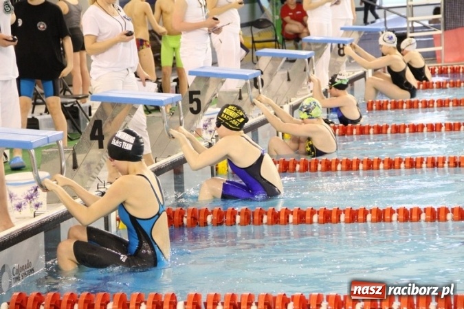 Zdjęcie w galerii na portalu naszraciborz.pl: Pływanie. Historyczny sukces uczniów Szkoły Podstawowej nr 15. GMS szósty  wiadomości z regionu