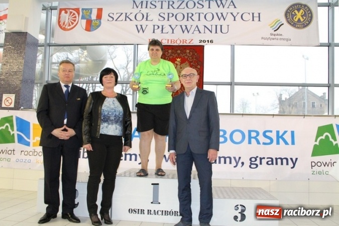 Zdjęcie w galerii na portalu naszraciborz.pl: Pływanie. Historyczny sukces uczniów Szkoły Podstawowej nr 15. GMS szósty  wiadomości z regionu