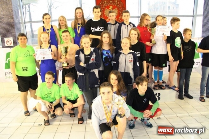 Zdjęcie w galerii na portalu naszraciborz.pl: Pływanie. Historyczny sukces uczniów Szkoły Podstawowej nr 15. GMS szósty  wiadomości z regionu