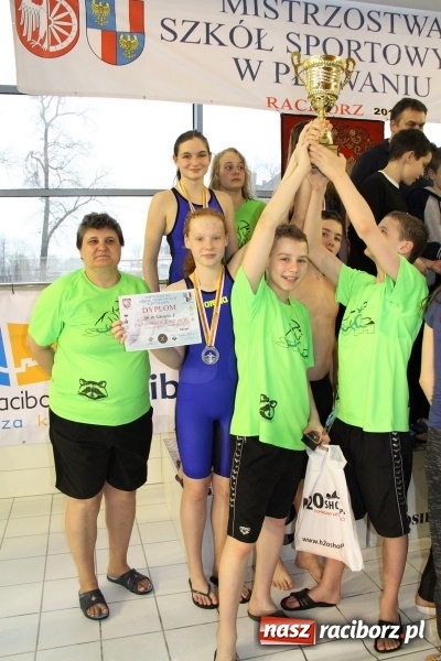 Zdjęcie w galerii na portalu naszraciborz.pl: Pływanie. Historyczny sukces uczniów Szkoły Podstawowej nr 15. GMS szósty  wiadomości z regionu