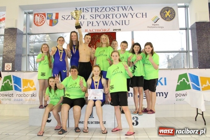 Zdjęcie w galerii na portalu naszraciborz.pl: Pływanie. Historyczny sukces uczniów Szkoły Podstawowej nr 15. GMS szósty  wiadomości z regionu