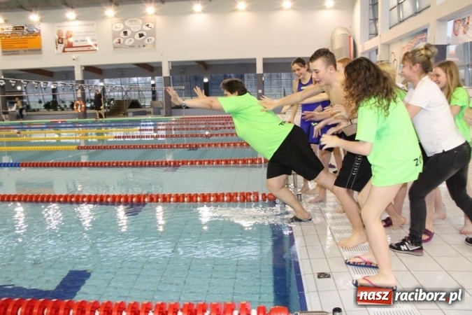 Zdjęcie w galerii na portalu naszraciborz.pl: Pływanie. Historyczny sukces uczniów Szkoły Podstawowej nr 15. GMS szósty  wiadomości z regionu