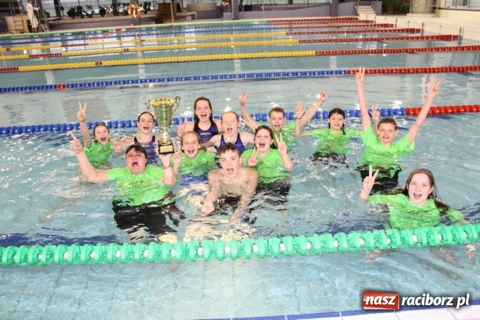 Zdjęcie w galerii na portalu naszraciborz.pl: Pływanie. Historyczny sukces uczniów Szkoły Podstawowej nr 15. GMS szósty  wiadomości z regionu