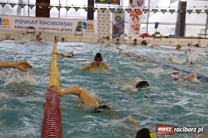 Zdjęcie w galerii na portalu naszraciborz.pl: Pływanie. Historyczny sukces uczniów Szkoły Podstawowej nr 15. GMS szósty  wiadomości z regionu