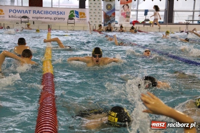 Zdjęcie w galerii na portalu naszraciborz.pl: Pływanie. Historyczny sukces uczniów Szkoły Podstawowej nr 15. GMS szósty  wiadomości z regionu