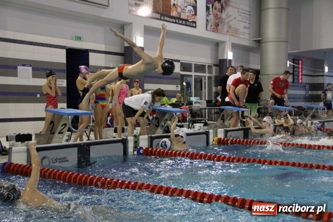 Zdjęcie w galerii na portalu naszraciborz.pl: Pływanie. Historyczny sukces uczniów Szkoły Podstawowej nr 15. GMS szósty  wiadomości z regionu