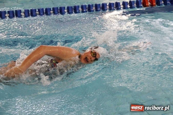 Zdjęcie w galerii na portalu naszraciborz.pl: Pływanie. Historyczny sukces uczniów Szkoły Podstawowej nr 15. GMS szósty  wiadomości z regionu