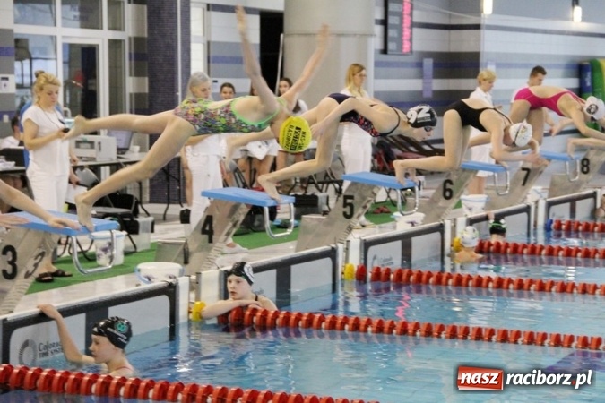 Zdjęcie w galerii na portalu naszraciborz.pl: Pływanie. Historyczny sukces uczniów Szkoły Podstawowej nr 15. GMS szósty  wiadomości z regionu