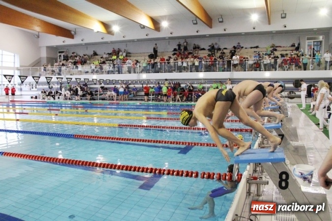 Zdjęcie w galerii na portalu naszraciborz.pl: Pływanie. Historyczny sukces uczniów Szkoły Podstawowej nr 15. GMS szósty  wiadomości z regionu
