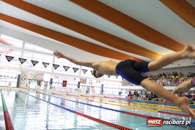 Zdjęcie w galerii na portalu naszraciborz.pl: Pływanie. Historyczny sukces uczniów Szkoły Podstawowej nr 15. GMS szósty  wiadomości z regionu