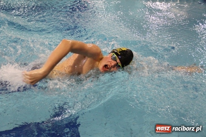 Zdjęcie w galerii na portalu naszraciborz.pl: Pływanie. Historyczny sukces uczniów Szkoły Podstawowej nr 15. GMS szósty  wiadomości z regionu