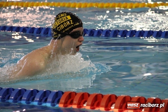 Zdjęcie w galerii na portalu naszraciborz.pl: Pływanie. Historyczny sukces uczniów Szkoły Podstawowej nr 15. GMS szósty  wiadomości z regionu