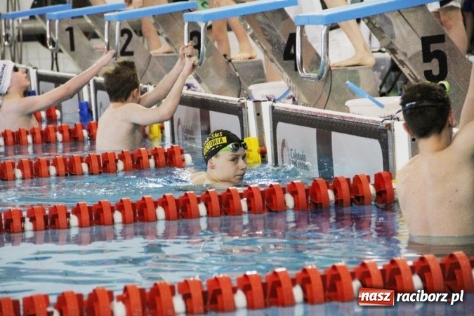 Zdjęcie w galerii na portalu naszraciborz.pl: Pływanie. Historyczny sukces uczniów Szkoły Podstawowej nr 15. GMS szósty  wiadomości z regionu