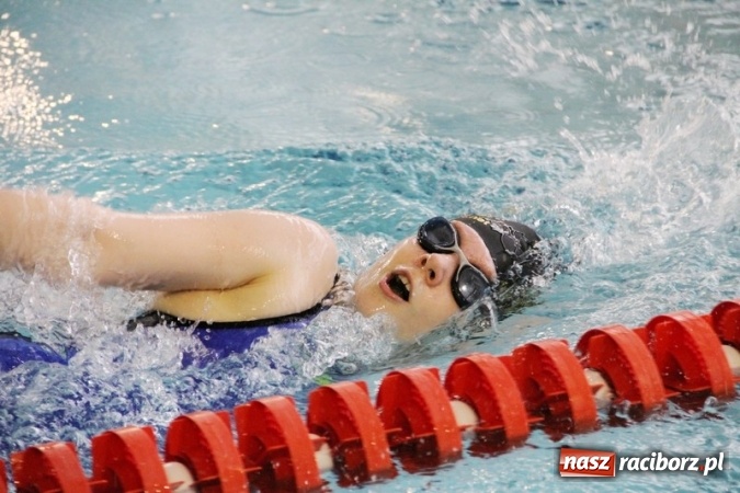 Zdjęcie w galerii na portalu naszraciborz.pl: Pływanie. Historyczny sukces uczniów Szkoły Podstawowej nr 15. GMS szósty  wiadomości z regionu