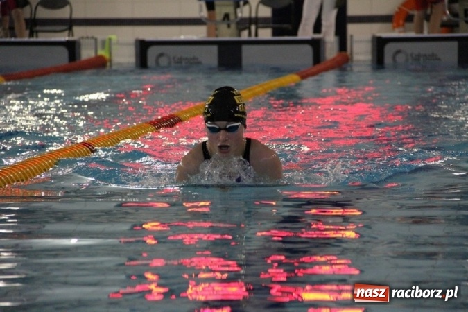 Zdjęcie w galerii na portalu naszraciborz.pl: Pływanie. Historyczny sukces uczniów Szkoły Podstawowej nr 15. GMS szósty  wiadomości z regionu