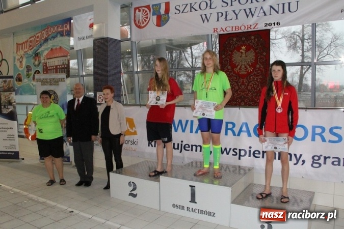 Zdjęcie w galerii na portalu naszraciborz.pl: Pływanie. Historyczny sukces uczniów Szkoły Podstawowej nr 15. GMS szósty  wiadomości z regionu