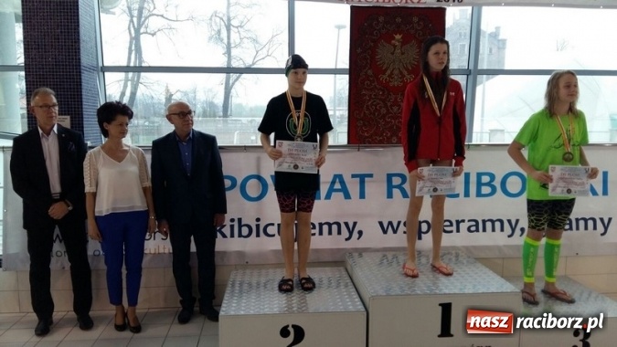 Zdjęcie w galerii na portalu naszraciborz.pl: Pływanie. Historyczny sukces uczniów Szkoły Podstawowej nr 15. GMS szósty  wiadomości z regionu