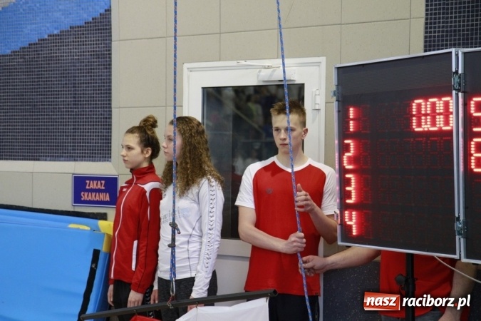 Zdjęcie w galerii na portalu naszraciborz.pl: Pływanie. Historyczny sukces uczniów Szkoły Podstawowej nr 15. GMS szósty  wiadomości z regionu