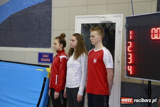 Zdjęcie w galerii na portalu naszraciborz.pl: Pływanie. Historyczny sukces uczniów Szkoły Podstawowej nr 15. GMS szósty  wiadomości z regionu