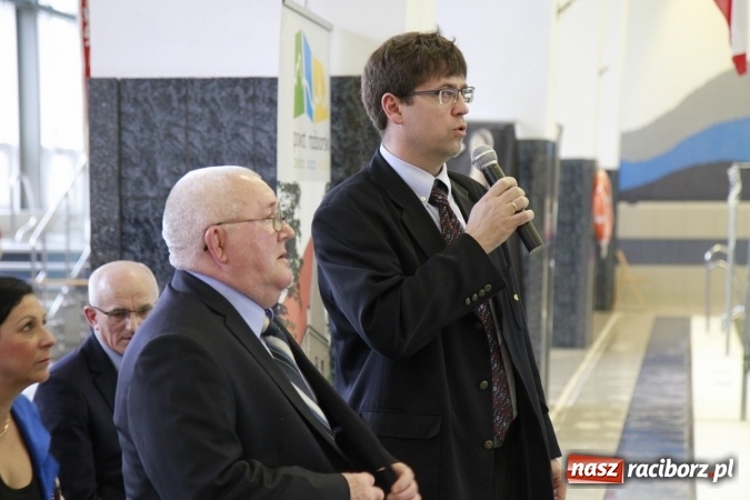 Zdjęcie w galerii na portalu naszraciborz.pl: Pływanie. Historyczny sukces uczniów Szkoły Podstawowej nr 15. GMS szósty  wiadomości z regionu