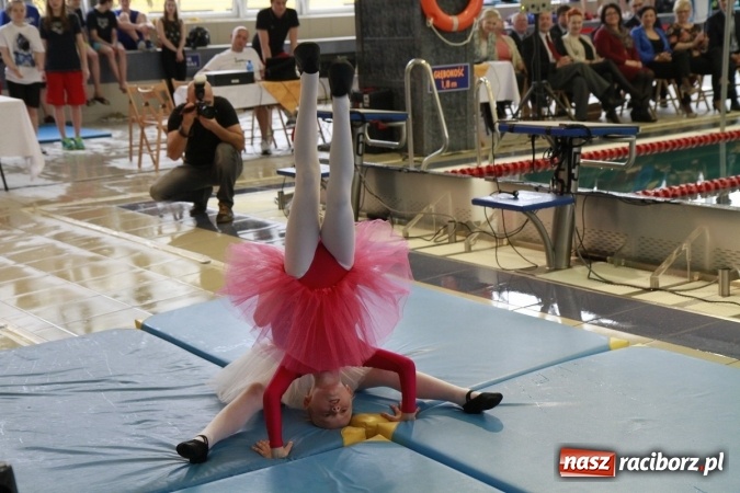 Zdjęcie w galerii na portalu naszraciborz.pl: Pływanie. Historyczny sukces uczniów Szkoły Podstawowej nr 15. GMS szósty  wiadomości z regionu
